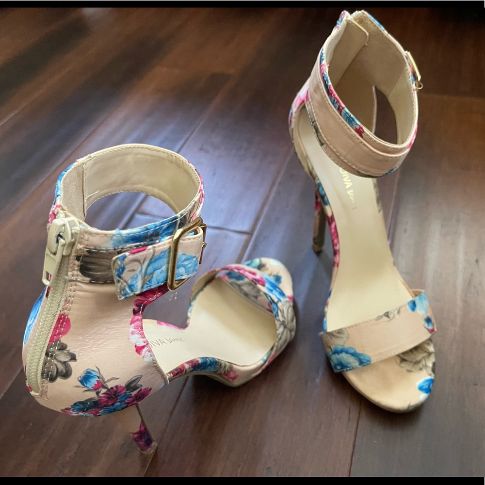 Women's Heels Wild Diva Size 7.5 Floral Print Ankle Strap Block Heel Sandals.